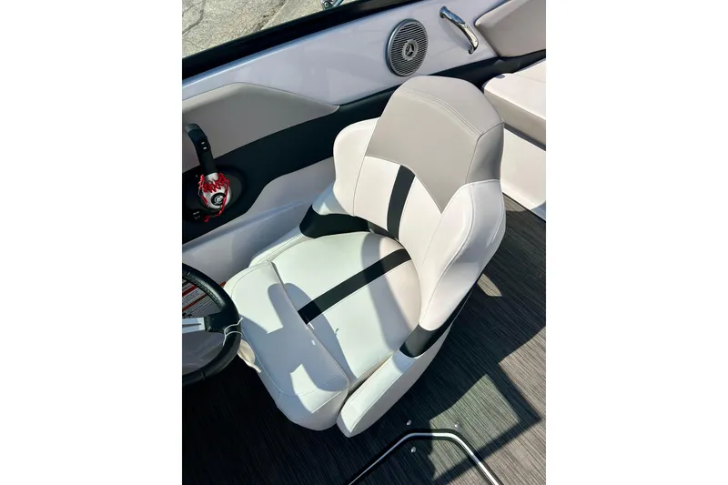 Slide: The Image of Captain's seat in 2017 Four Winns 180 Horizon boat, featuring sleek design and comfortable upholstery. - 26