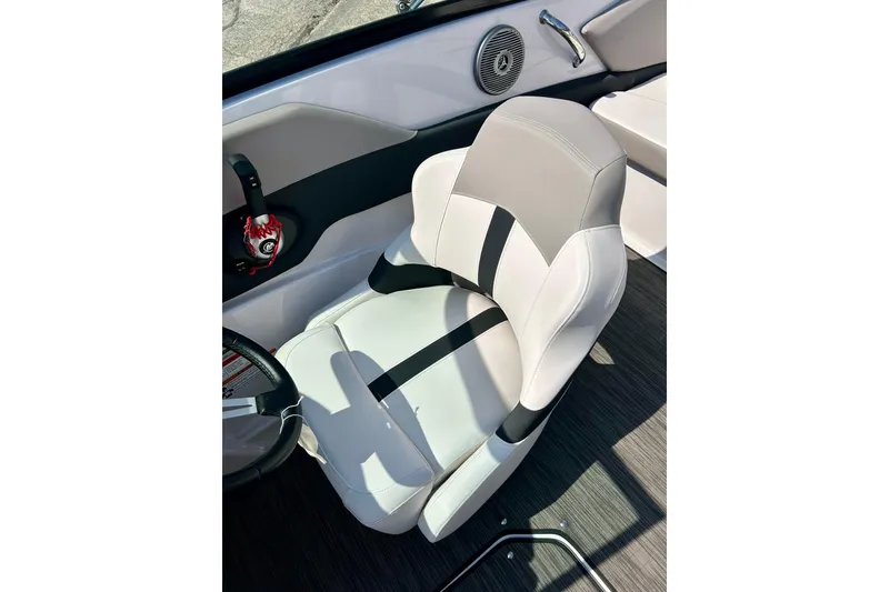 Slide: The Image of Captain's seat in a 2017 Four Winns 180 Horizon boat, featuring sleek design and comfortable upholstery. - 30