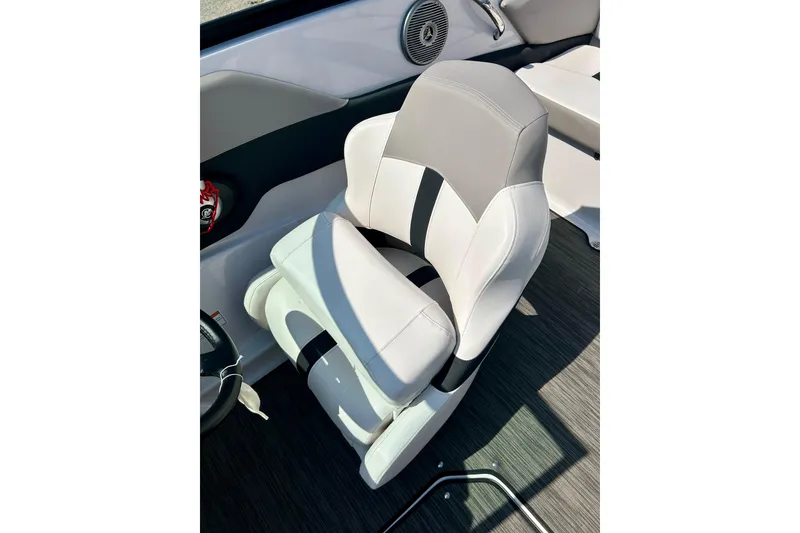 Slide: The Image of 2017 Four Winns 180 Horizon boat seat, featuring sleek gray and white upholstery. - 31