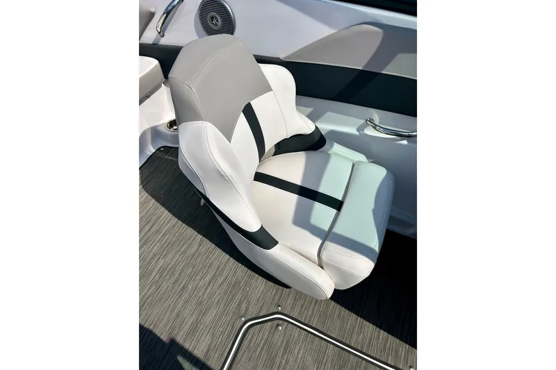 Slide: The Image of Captain's seat on 2017 Four Winns 180 Horizon boat, featuring sleek design and comfortable upholstery. - 32