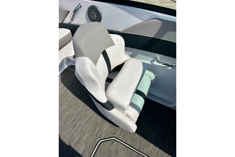 Slide: The Image of 2017 Four Winns 180 Horizon boat seat, featuring sleek gray and white upholstery. - 33