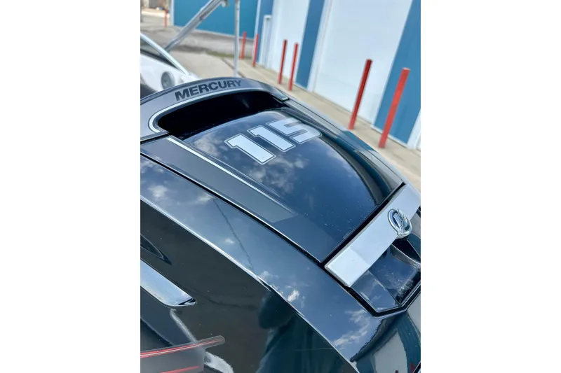 Slide: The Image of 2017 Four Winns 180 Horizon with Mercury 115 engine, close-up view. - 47