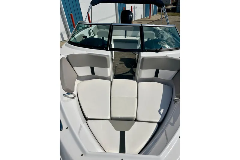 Slide: The Image of 2017 Four Winns 180 Horizon boat with white cushioned seating and windshield. - 48