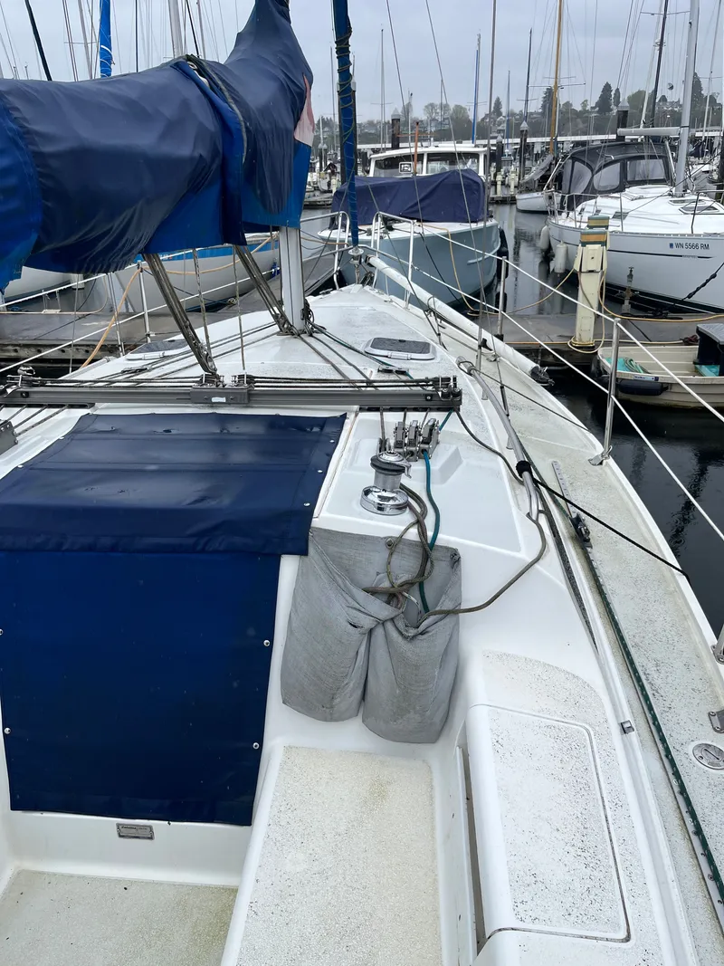 Slide: The Image of 2000 Catalina 28 MkII sailboat docked in marina. - 4