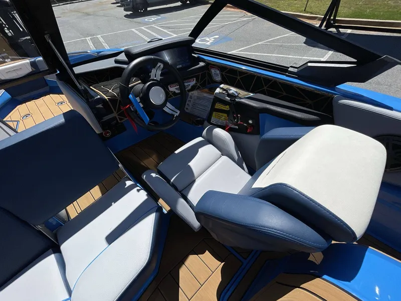 Slide: The Image of Nautique ski 200 2024 - 12