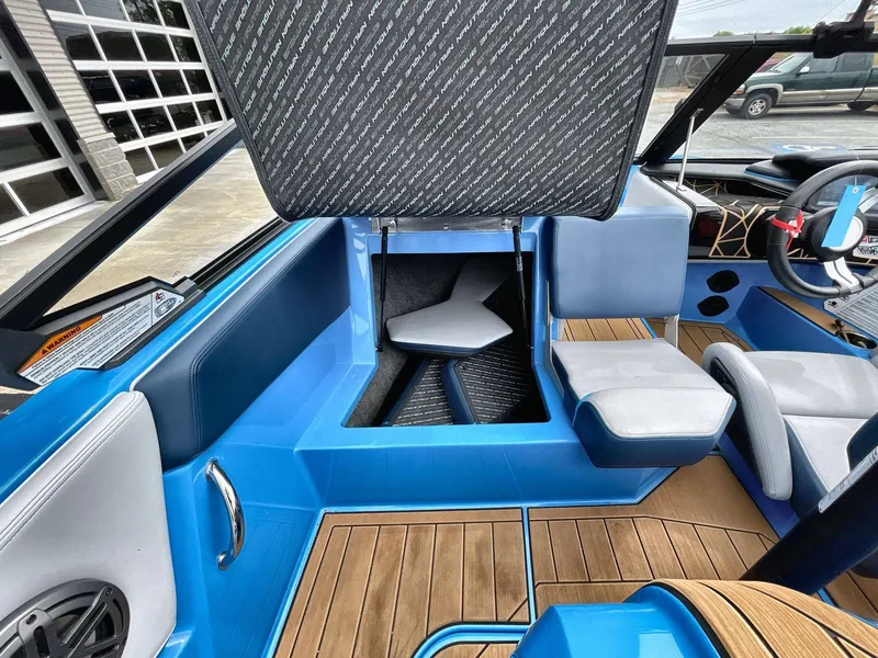 Slide: The Image of Nautique ski 200 2024 - 25