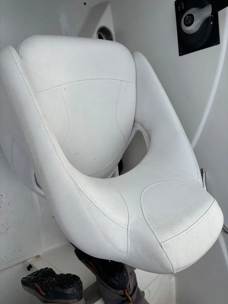 Slide: The Image of White seat in a 2011 Larson 850 boat. - 14