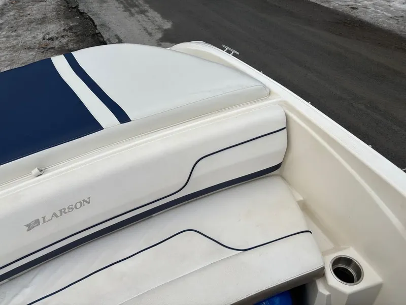 Slide: The Image of Larson 850 boat seat, white and blue, 2011 model. - 17