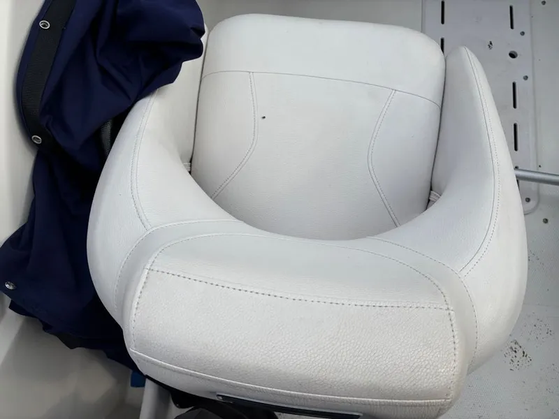 Slide: The Image of White boat seat on a 2011 Larson 850. - 21