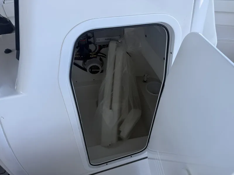 Slide: The Image of Sea Pro 242 DLX 2026 - 13