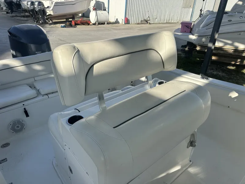 Slide: The Image of 2023 Sea Hunt Ultra 235 SE boat seat with white upholstery. - 10