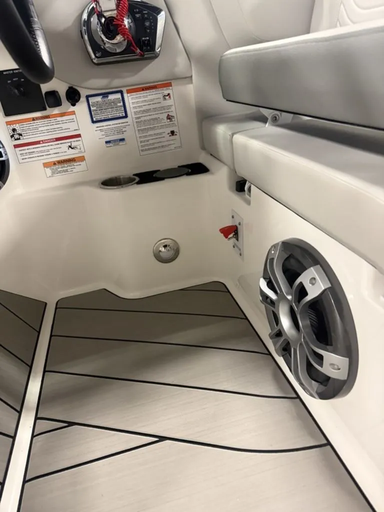 Slide: The Image of Sea Ray SDX 270 Surf 2025 - 11