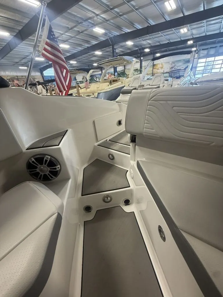 Slide: The Image of Sea Ray SDX 270 Surf 2025 - 15