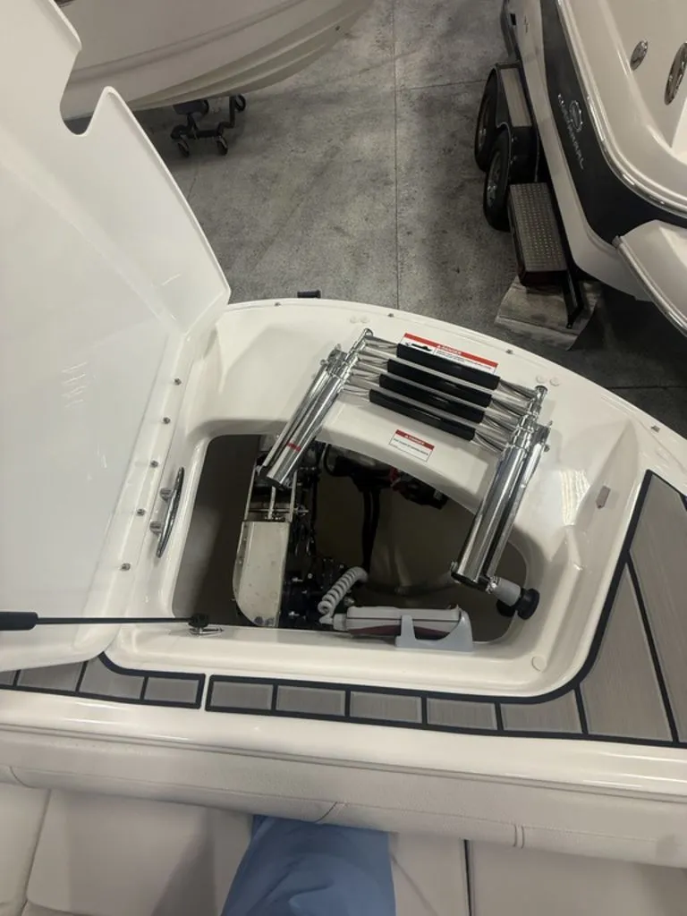 Slide: The Image of Sea Ray SDX 270 Surf 2025 - 5