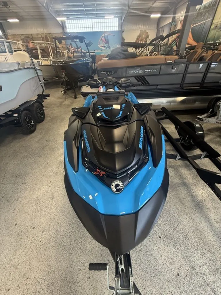Slide: The Image of Sea-Doo RXT-X™ 325 Gulfstream Blue Premium 2026 - 4