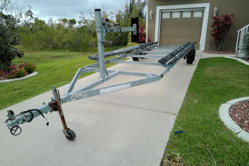 Slide: The Image of Trailer for Veranda Relax V2275RC 2016 model parked on driveway, surrounded by greenery. - 18