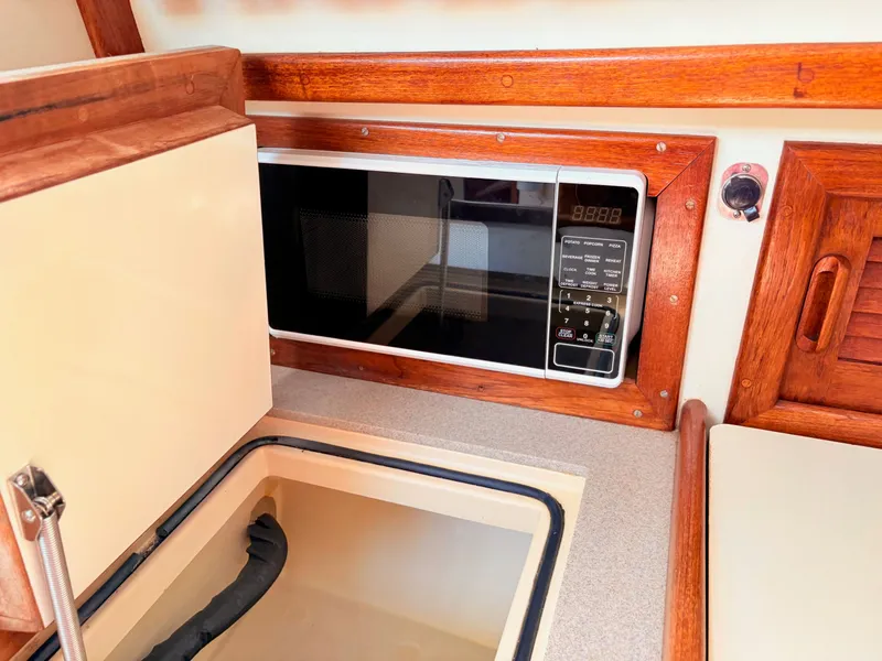 Slide: The Image of Pacific Seacraft Pilothouse 32 1995 - 13