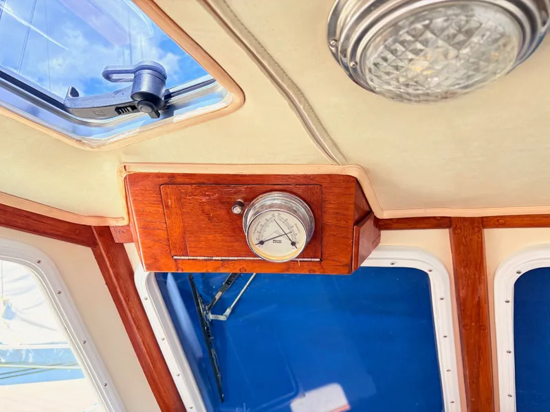 Slide: The Image of Pacific Seacraft Pilothouse 32 1995 - 35