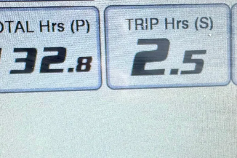 Slide: The Image of Display showing total hours 32.8 and trip hours 2.5 on Sea Hunt Gamefish 28. - 17