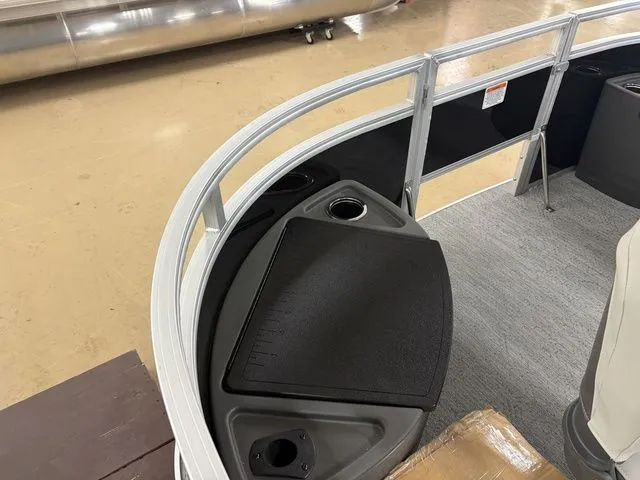 Slide: The Image of Sun Tracker Fishin' Barge 20 DLX 2026 - 10