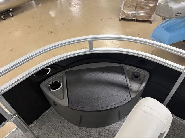 Slide: The Image of Sun Tracker Fishin' Barge 20 DLX 2026 - 11