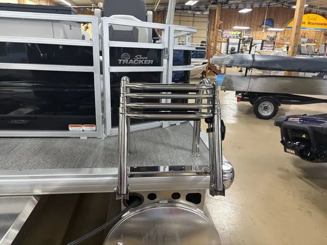 Slide: The Image of Sun Tracker Fishin' Barge 20 DLX 2026 - 31