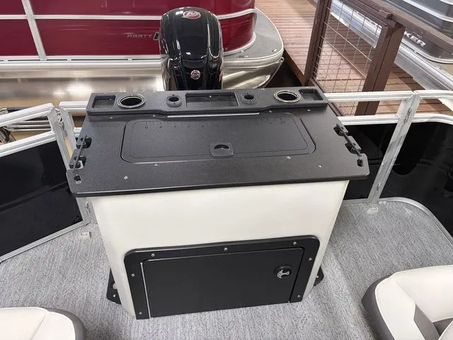 Slide: The Image of Sun Tracker Fishin' Barge 20 DLX 2026 - 38