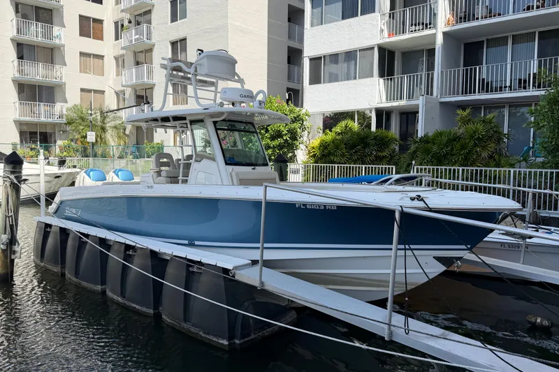 The Image of Boston Whaler 330 Outrage 2016 - undefined