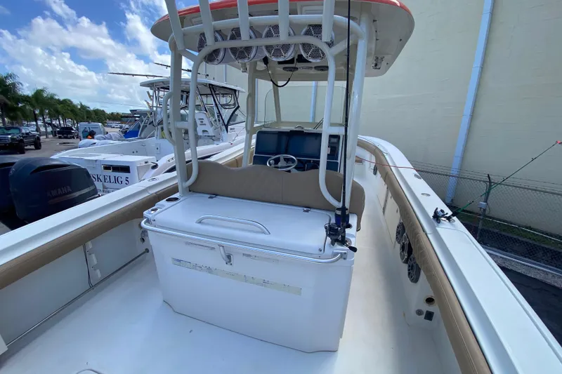 Slide: The Image of 2006 Hydra-Sports Vector 3300 CC boat interior with console and seating. - 24