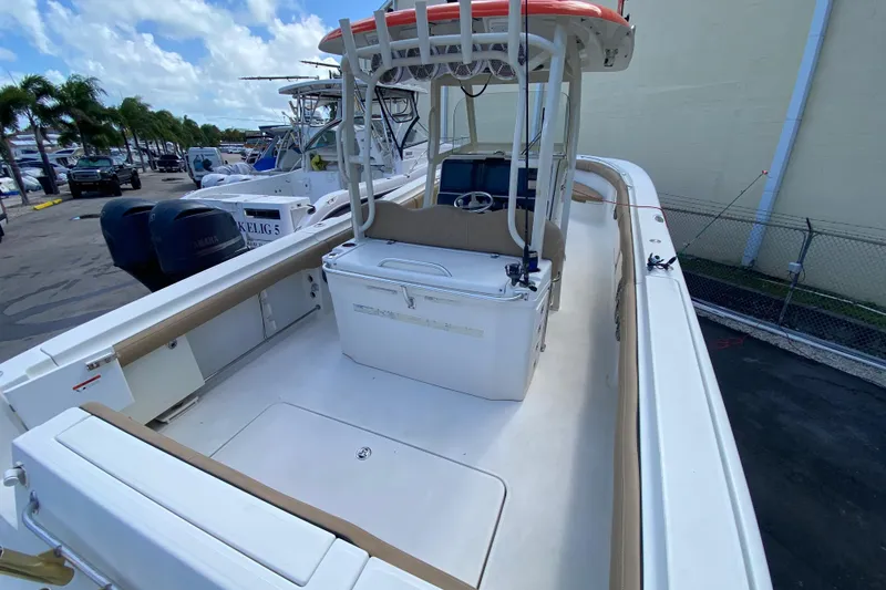 Slide: The Image of 2006 Hydra-Sports Vector 3300 CC boat with center console and dual engines. - 25