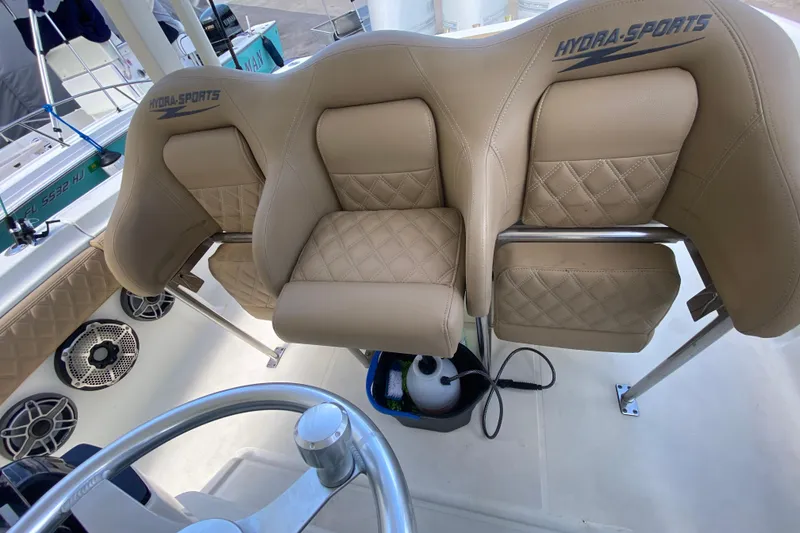 Slide: The Image of 2006 Hydra-Sports Vector 3300 CC boat seats with tan upholstery and diamond stitching. - 29