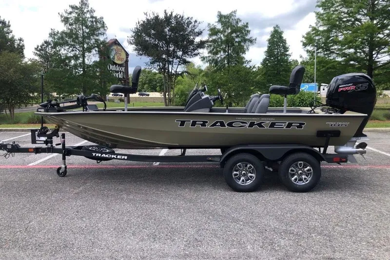 The Image of Tracker Pro Team 195 2026 - 0