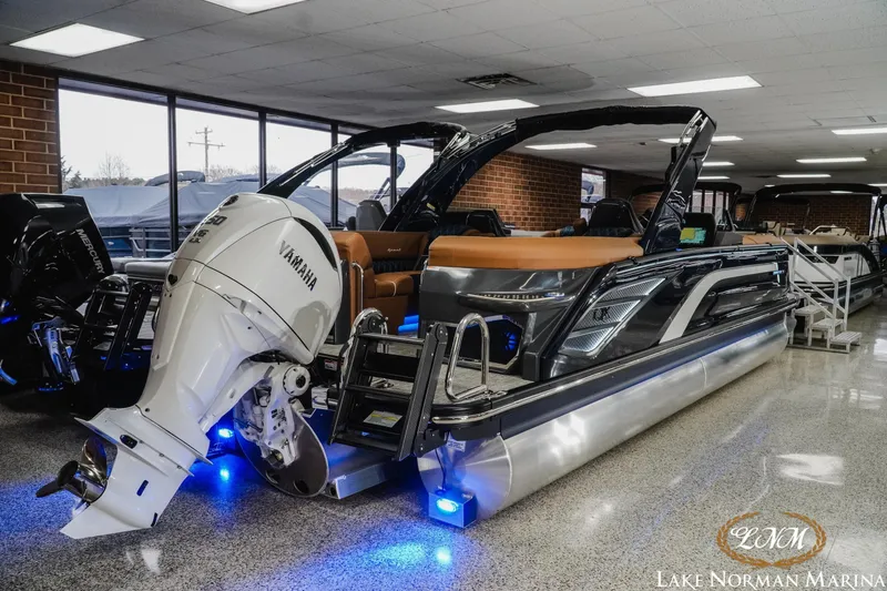 Slide: The Image of 2026 Bennington 25QXFBA pontoon boat with Yamaha engine at Lake Norman Marina. - 3
