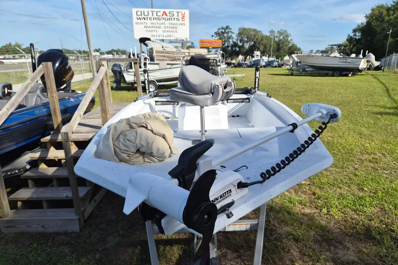 Slide: The Image of 2021 Xpress XP20CC boat with Minn Kota trolling motor at Outcast Watersports. - 19