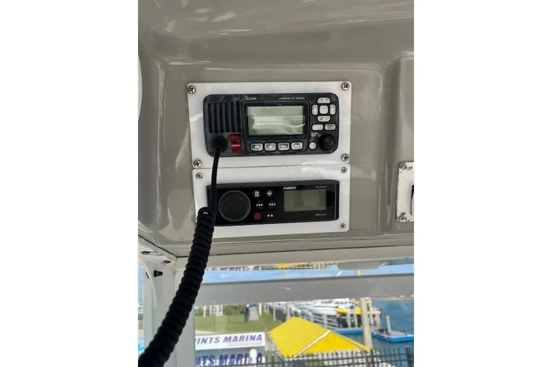 Slide: The Image of 2007 Everglades 240 Center Console boat dashboard with radio and control panel. - 10