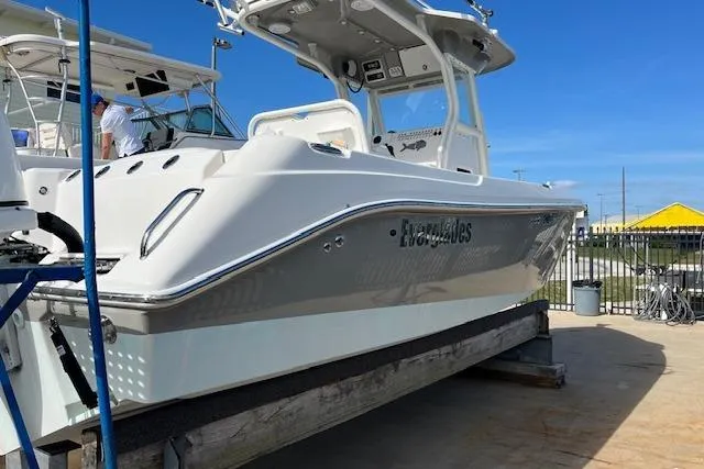 Slide: The Image of 2007 Everglades 240 Center Console boat on display at a marina. - 15