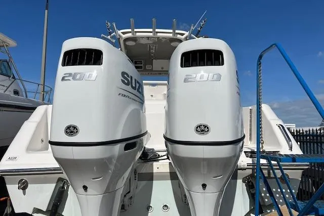 Slide: The Image of 2007 Everglades 240 Center Console with twin Suzuki 200 outboard engines. - 5