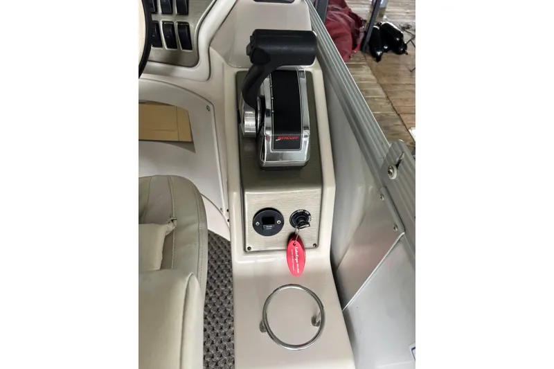 Slide: The Image of Control panel of a 2007 Crest 2570 III XRS boat with throttle and ignition. - 16