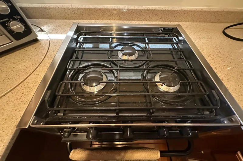 Slide: The Image of Stovetop with three burners on a Kadey-Krogen Manatee 36, 1987 model. - 34