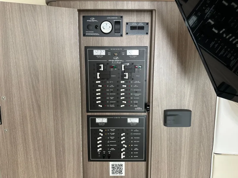 Slide: The Image of Regal 33 Express 2019 - 39