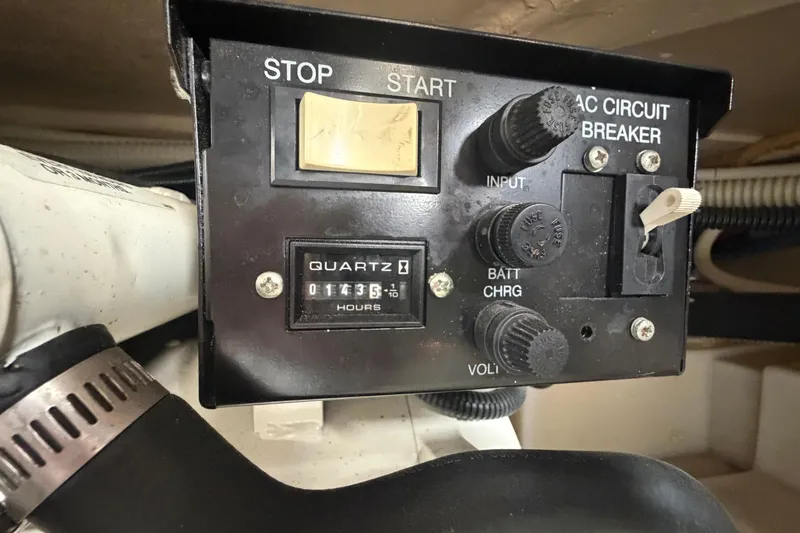 Slide: The Image of Control panel of a 2005 Sea Ray Sundancer 280 boat with hour meter and circuit breaker. - 33