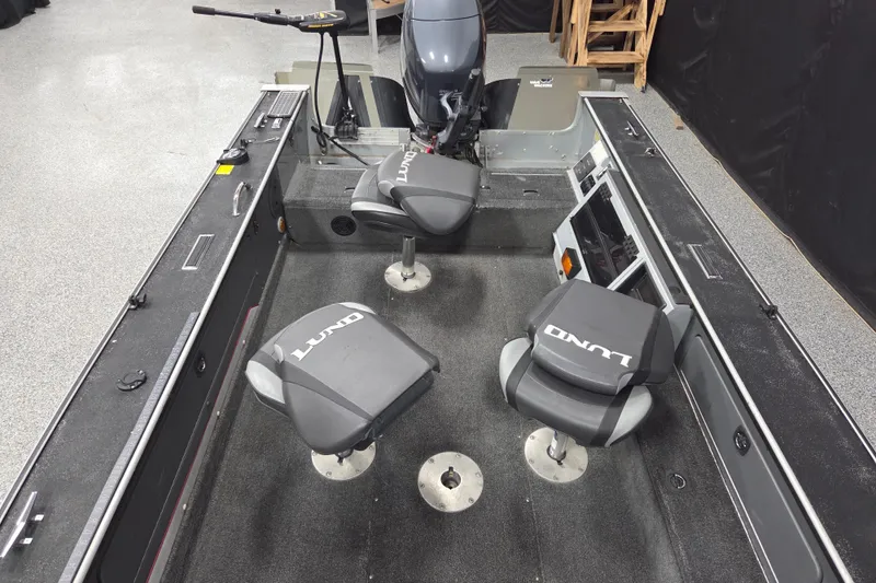Slide: The Image of 1995 Lund 1775 Pro-V SE boat interior with three swivel seats and motor. - 8