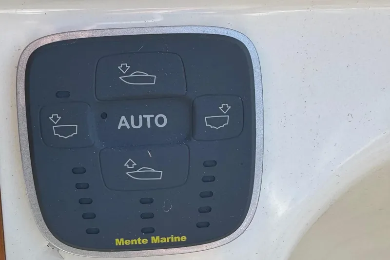 Slide: The Image of Control panel of 2005 Sea Ray Sundancer 260 with auto function. - 13