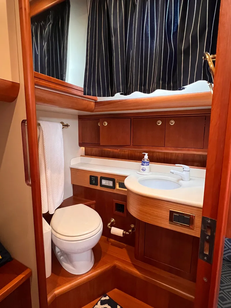 Slide: The Image of Luxurious bathroom in a 2003 Apreamare 40 yacht. - 38