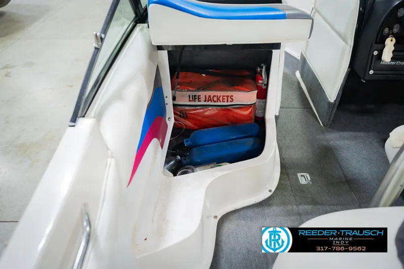Slide: The Image of 1992 MasterCraft ProStar boat interior with white, pink, and blue upholstery. - 22