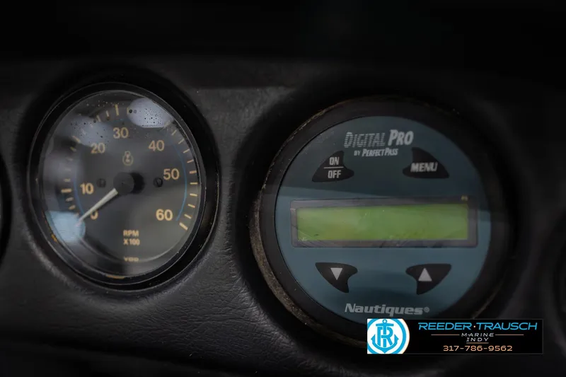 Slide: The Image of 1992 MasterCraft ProStar dashboard circuit panel with switches for lights, pump, horn, and blower. - 31
