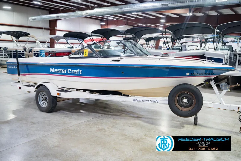 Slide: The Image of 1992 MasterCraft ProStar 205 boat on trailer in indoor showroom. - 5