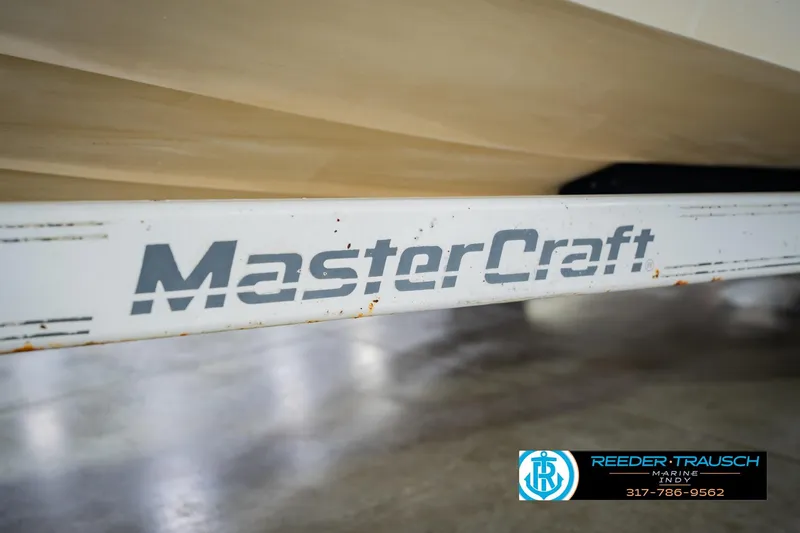 Slide: The Image of 1992 MasterCraft ProStar boat with wooden swim platform in a showroom. - 51