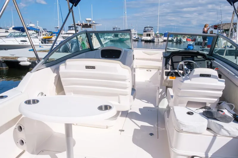 Slide: The Image of Robalo R247 Dual Console 2016 - 5