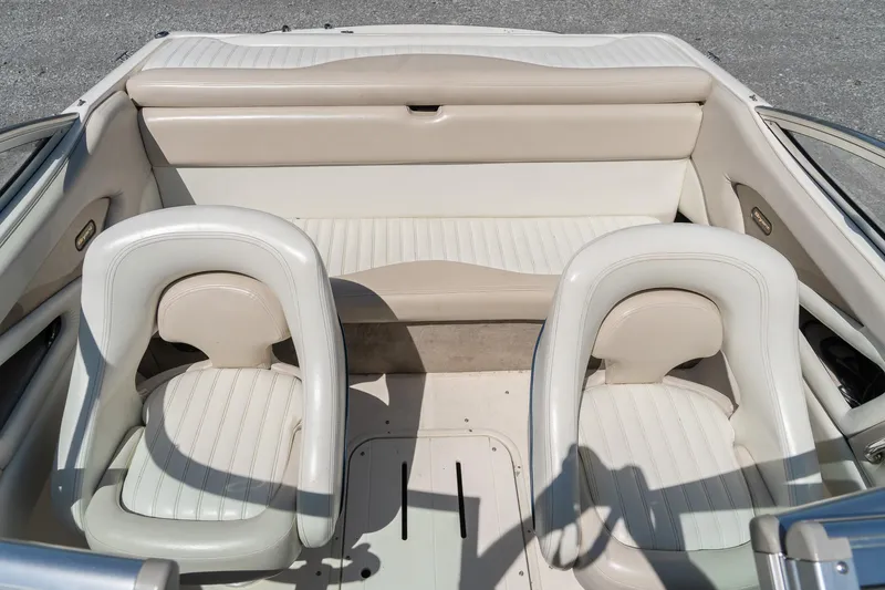 Slide: The Image of Interior of a 2007 Bryant 190 boat with white leather seating. - 20